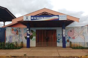 Mãe denuncia escola por criança de 4 anos sair sozinha e quase ser atropelada (vídeo)