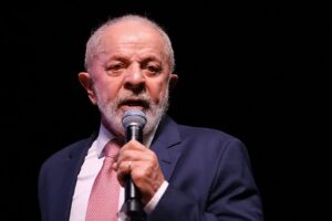 Lula chama bate-boca de Trump e Zelensky de "cena grotesca"