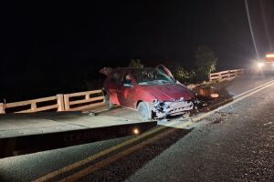 Mulher é arremessada de carro e morre após batida na ponte sobre o Rio Brilhante