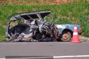 Carro do casal ficou completamente destruído
