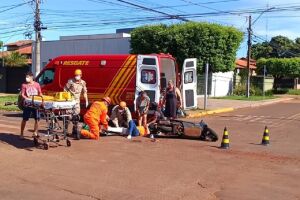 Mulher bate moto na traseira de caminhão e fica ferida em Dourados