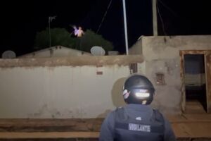 Antes de fugir, criminoso tentou atear fogo no imóvel