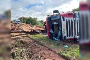 Carreta carregada com madeira tomba e deixa trecho da BR-163 bloqueado