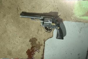 Foi apreendida a arma de fogo utilizada pelo suspeito, um revólver calibre .38