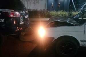 Deu ruim! Bêbado bate carro em viatura da PM e fica ferido em Ribas do Rio Pardo (vídeo)