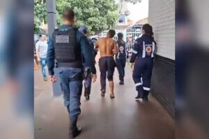 Homem é levado ao hospital após agredir família e apanhar de moradores em Dourados