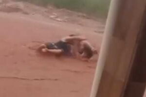 Brincadeira ou pancadaria? Homens rolam em enxurrada em rua de terra em Água Clara