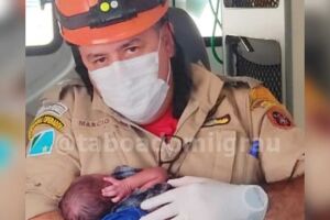 Bombeiro com o bebê no colo
