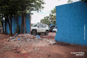 Com a batida, escola ficou vulnerável com o buraco aberto