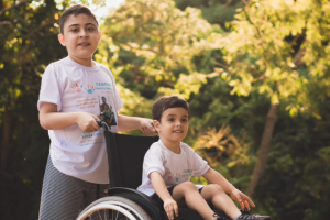 Guilherme, de 14 anos, e Gael, de 4, lutam contra a Distrofia Muscular de Duchenne