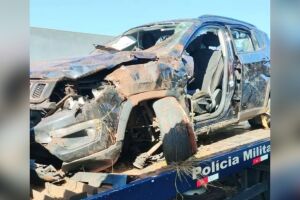 Carro ficou completamente destruído
