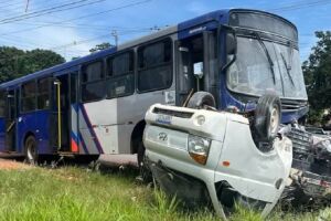Ônibus sem freio atinge e faz caminhão capotar em Glória de Dourados