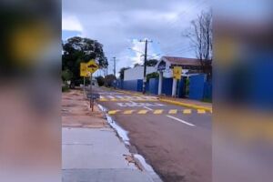 Escola agora tem via de mão única 