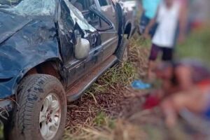 Rapaz morre em capotamento de caminhonete em estrada vicinal de MS (vídeo)