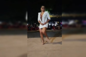 "Peladona do blazer" é investigada por fazer striptease em frente à delegacia (vídeo)