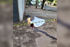Homem foi encontrado morto na calçada