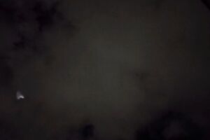 Óvnis ou holofotes? Luzes no céu assustam moradores em Campo Grande (vídeo)