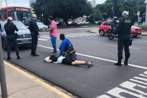 Mulher é atropelada e arremessada por carro na Rua 13 de Maio (vídeo)