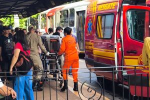 Rapaz passa mal em ponto de ônibus e mobiliza bombeiros em Campo Grande (vídeo)