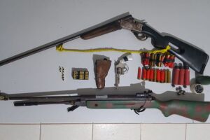 Filha é resgatada de cárcere e pai é preso com duas armas em Ladário