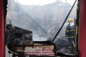Incêndio destrói sorveteria e ótica em Itaporã (vídeo)