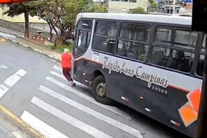 Mulher é atropelada na faixa de pedestre e tem pernas amputadas em SP (vídeo)