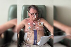 Bolsonaro divulga foto no hospital: 'sigo em boa evolução clínica'