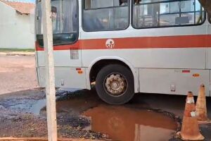 Buraco aumenta e pode causar tragédia no bairro 