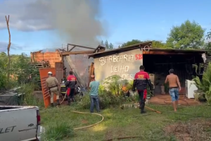 Rua intransitável prejudica combate a incêndio em casa no Jardim Pênfigo (vídeo)