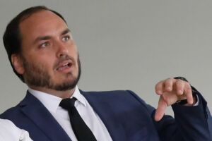 PF localizou app de grampo em celular de assessora de Carlos Bolsonaro