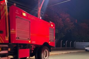 Carro sofre princípio de incêndio em ponte no Rio Taquari, em Coxim