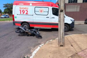 Motociclista fratura o pé em acidente com caminhão em Aquidauana 