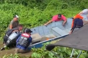 Barco vira com 'onda' e tripulantes são socorridos no rio Paraguai, em Corumbá (vídeo)