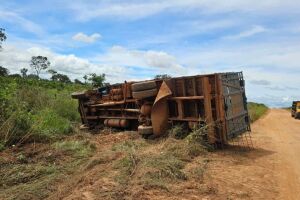 Trabalhador morre após caminhão tombar na MS-142, em São Gabriel do Oeste