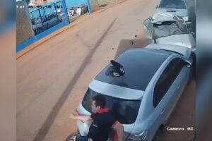 Caminhonete desgovernada atropela pedreiro, atinge carros e fere mecânico em Sidrolândia (vídeo)