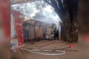 Incêndio de grandes proporções destrói casa no Jardim Imá (vídeo)