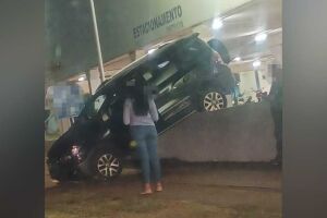 Motorista se atrapalha com câmbio automático e carro fica pendurado em mureta em Três Lagoas