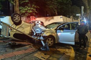Carro fica destruído em capotamento na Espírito Santo com a Afonso Pena (vídeo)
