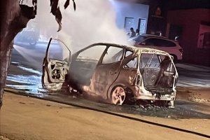 Falha mecânica causa incêndio e destrói carro em Dourados (vídeo)