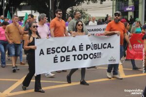 Professores protestam por reajuste salarial e valorização profissional (vídeo)