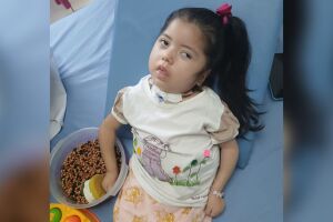 Criança com paralisia cerebral espera há quase um ano por troca de sonda gástrica em Campo Grande