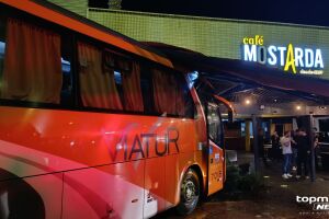 Ônibus destruiu a facha do estabelecimento