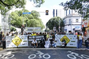 Blitz educativa do Maio Amarelo alerta motoristas sobre segurança no trânsito em Campo Grande