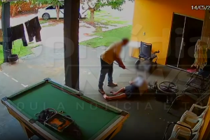 Pai usando um taco de sinuca para agredir o filho em Aquidauana