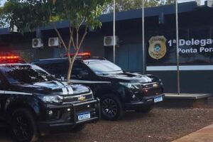 Mulher procura polícia e denuncia vizinho por homofobia e maus-tratos contra animal