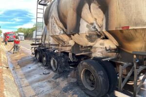 Carreta carregada com cimento pega fogo na BR-163 em Rio Verde