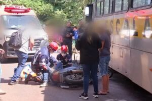 Motociclista fica em estado grave após ser atropelado por ônibus escolar em Aquidauana (vídeo)