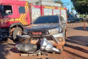 Caminhonete avança preferencial e deixa motociclista em estado gravíssimo em Dourados (vídeo)