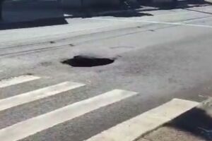Buraco está bem no meio da pista