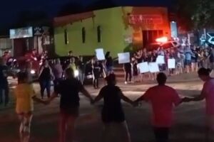 Após morte de motociclista, moradores protestam por melhorias no Los Angeles (vídeos)